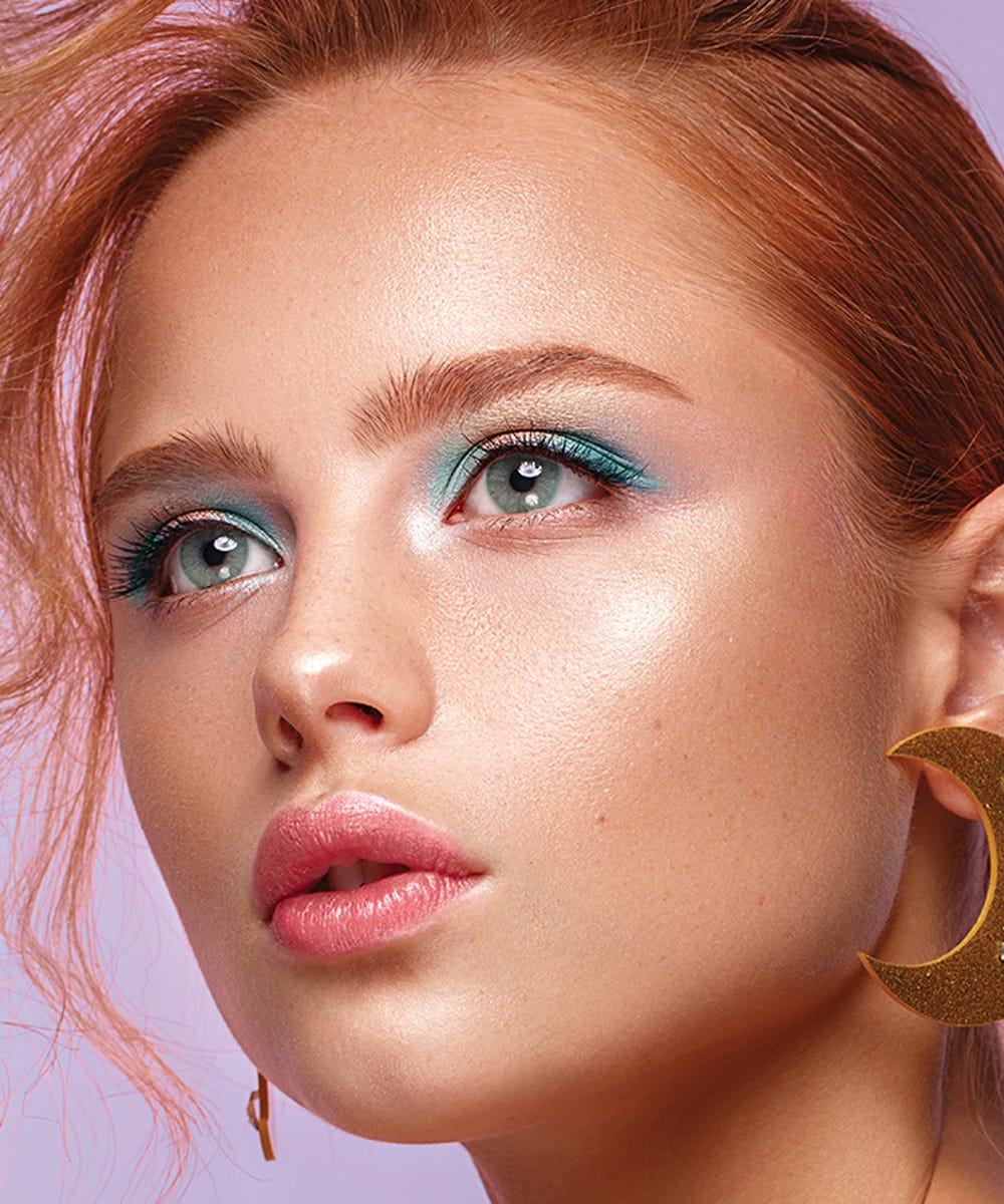 2022 Top Spring Makeup Trend 5 Embellish with Glitter